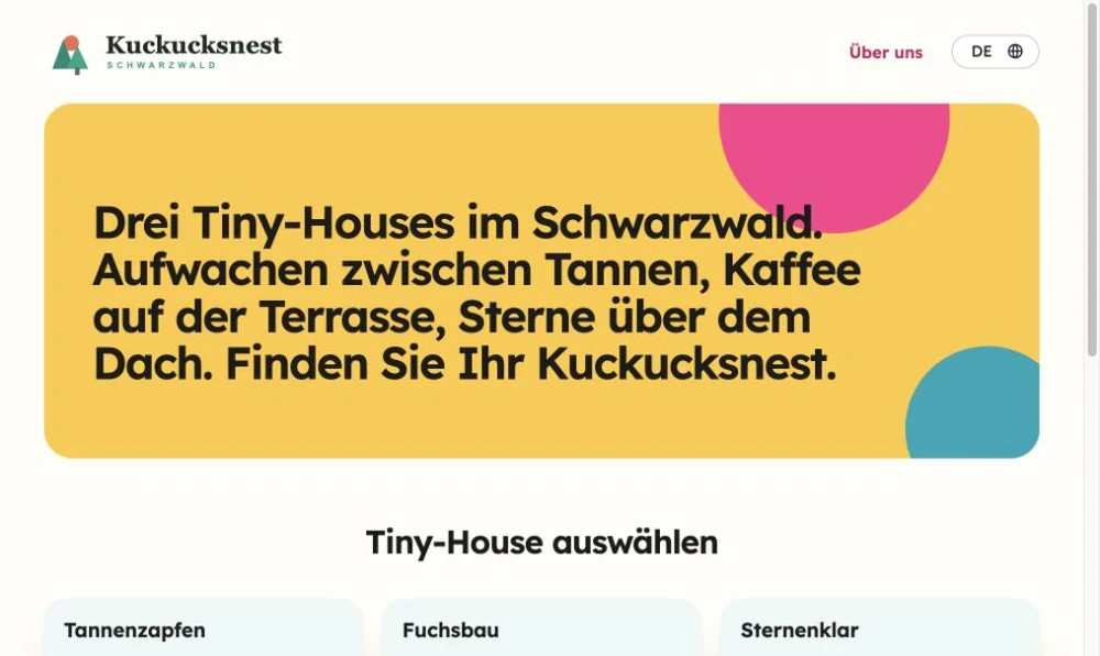 Screenshot der Demo-Buchungsseite Kuckucksnest mit Tiny-House-Auswahl, Kalender und warmem individuellem Design